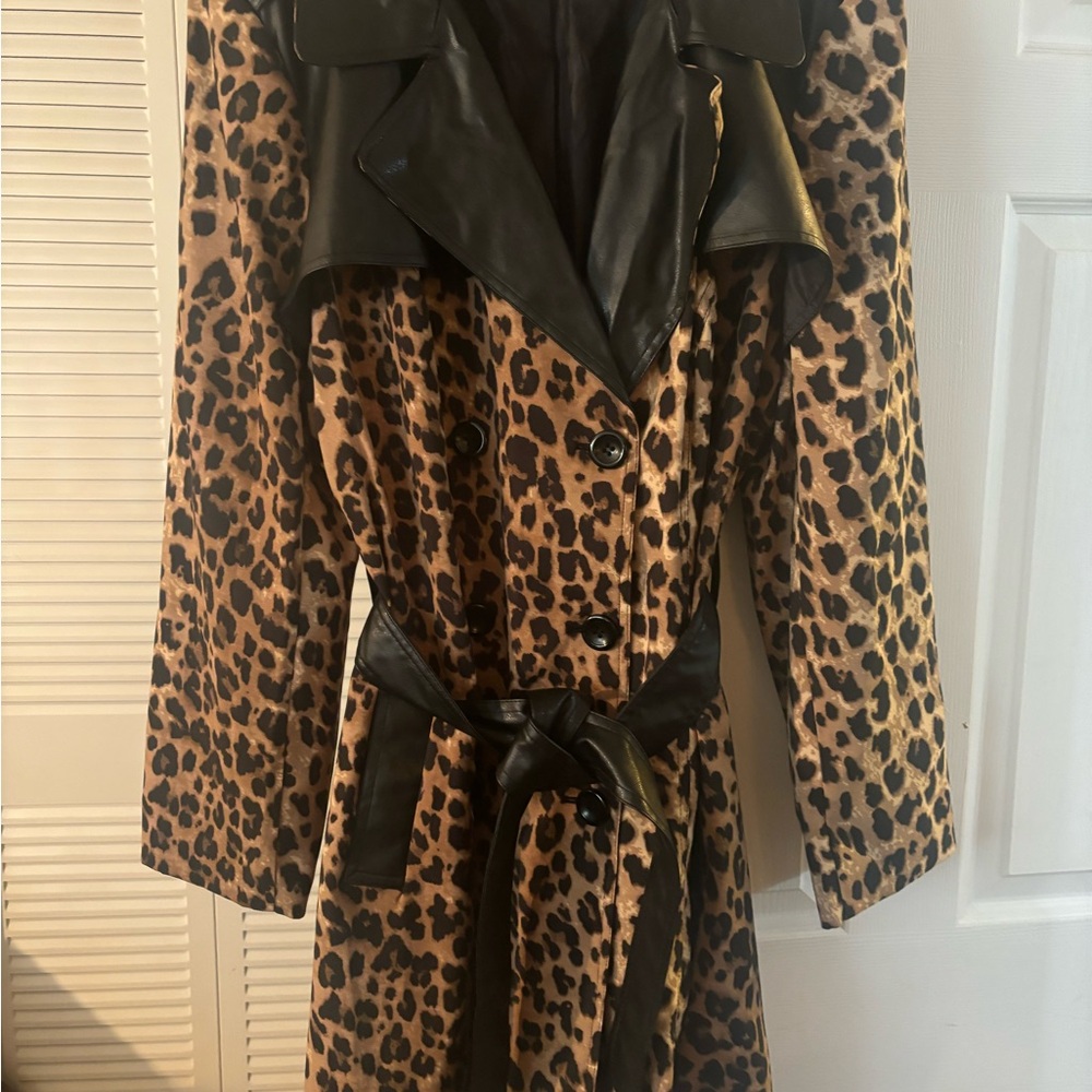 WOMEN LEOPARD TRENCHCOAT. - Picture 2 of 5